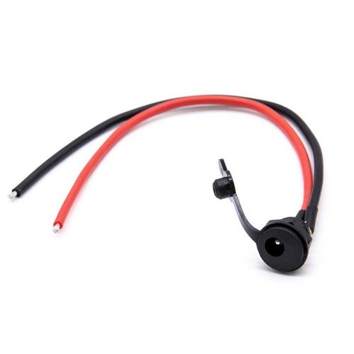 DC 5,5 × 2,1 mm töltőcsatlakozó